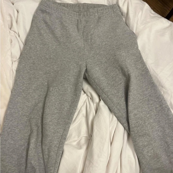 aritzia heather grey sweatpants - Picture 2 of 3